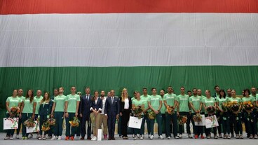 Ezrek ünnepelték a hazatérő Magyar Olimpiai Csapatot