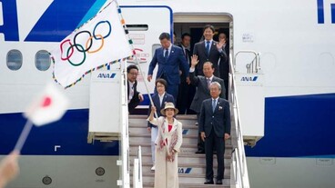 Az olimpiai zászló megérkezett Tokióba